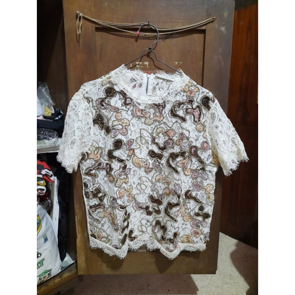 preloved Baju atasan ZARA brokat premium lengan pendek warna cream putih tulang model unik