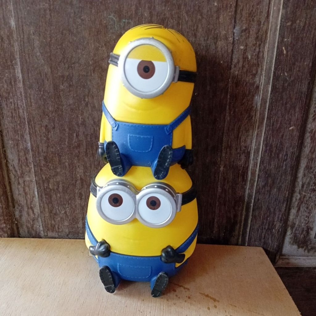 Botol Minion Tumpuk