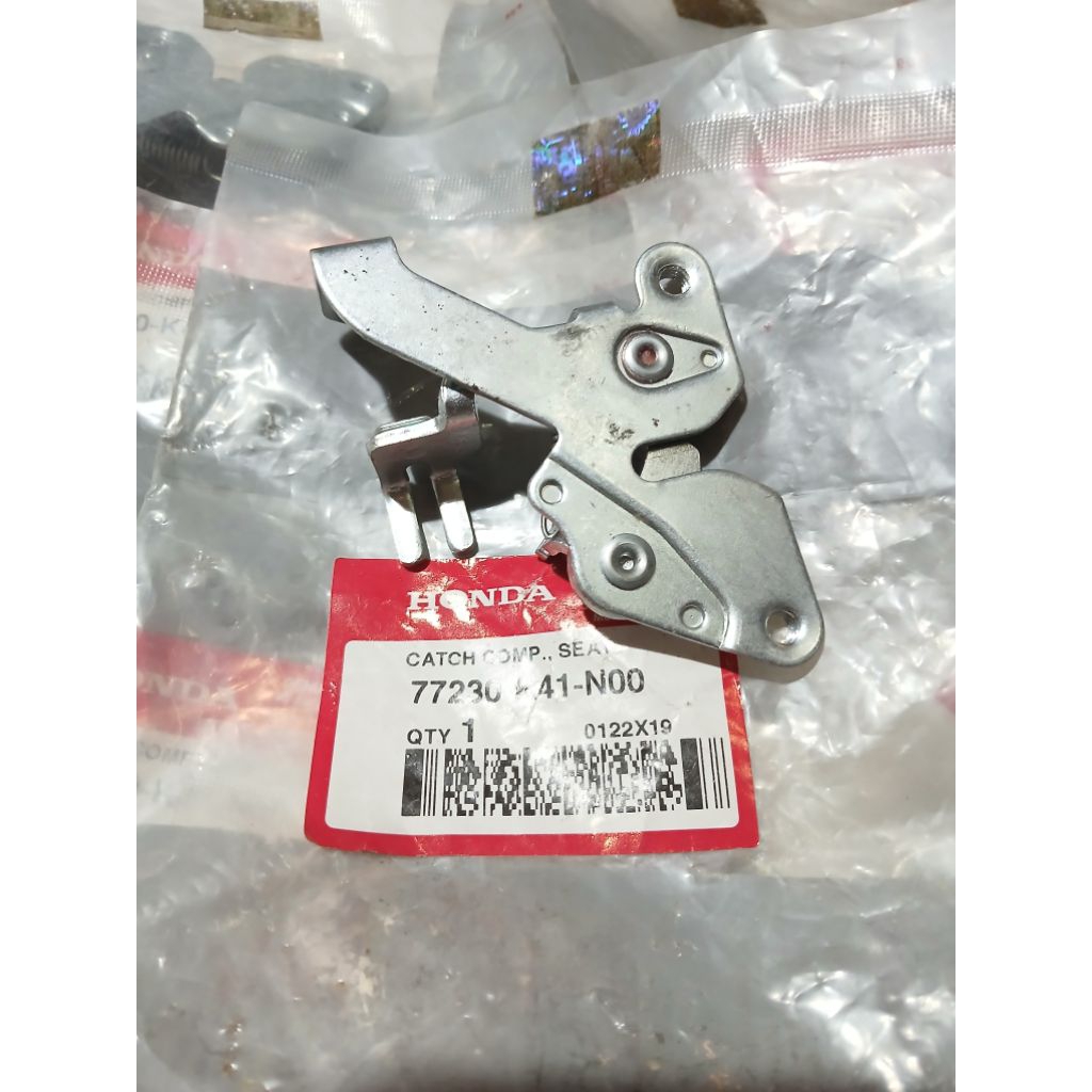 ENGSEL KUNCI JOK SUPRA X125 Fi NEW ORIGINAL AHM