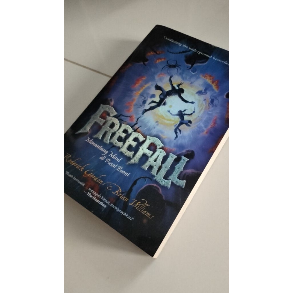 Novel Freefall (Tunnels #3) Preloved