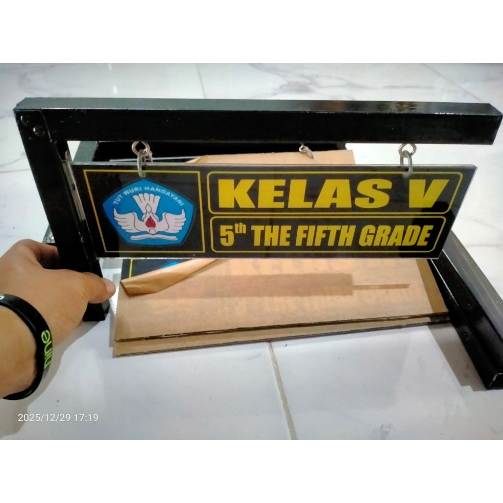 PAPAN NAMA KELAS AKRILIK/PAPAN NAMA RUANG BESI
