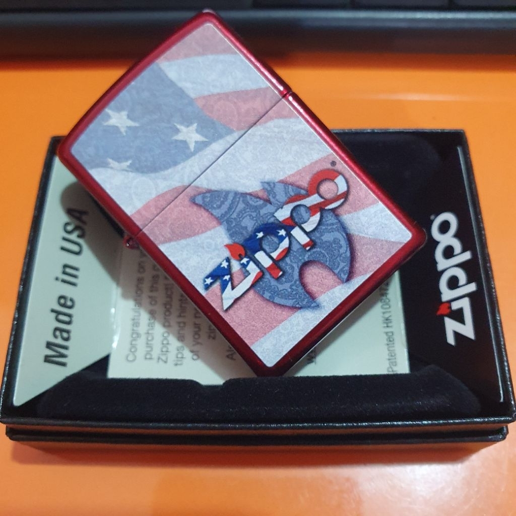 Korek Zippo 49781 Flame Flag Design Candy Apple Red