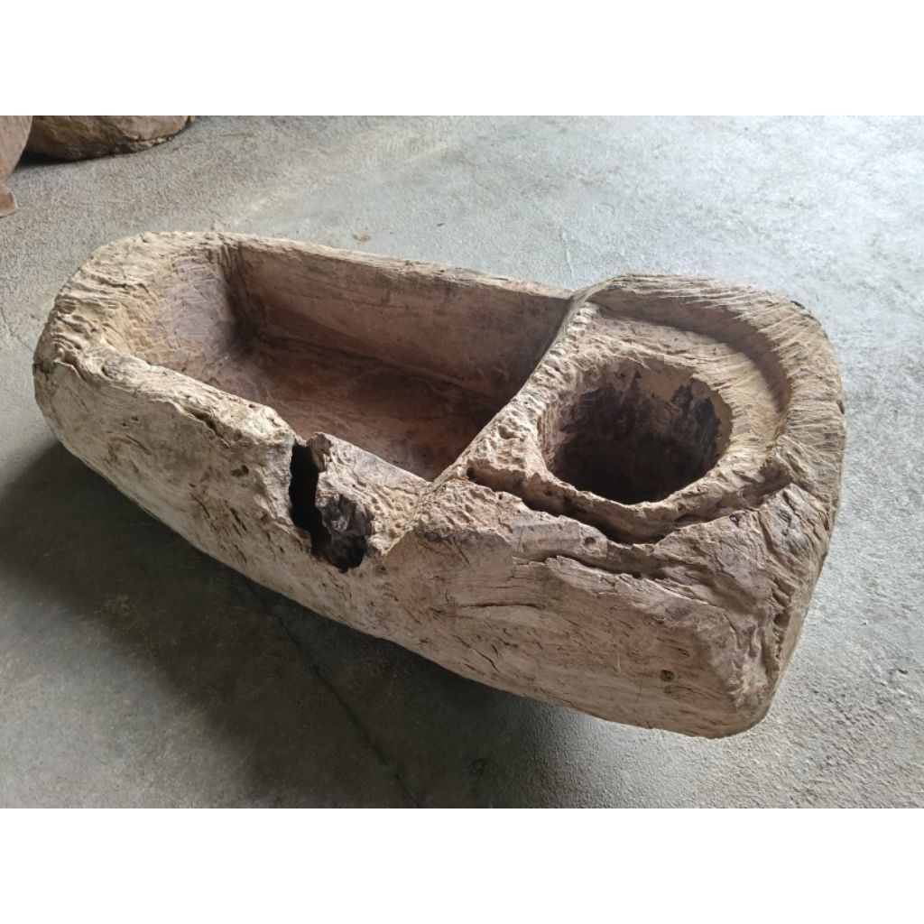 lesung dan lumpang antik kayu jati erosi lawasan