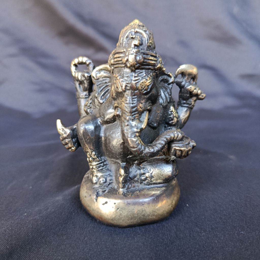 Patung Dewa Ganesha Warna Hitam Kombinasi Kuning Emas