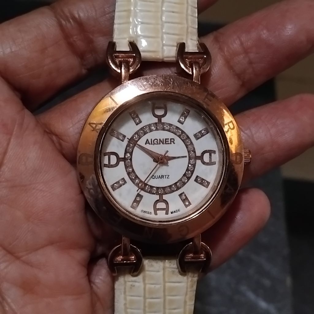 AIGNER Ladies Watch Quartz – Dial Putih & Kristal, Normal Siap Pakai
