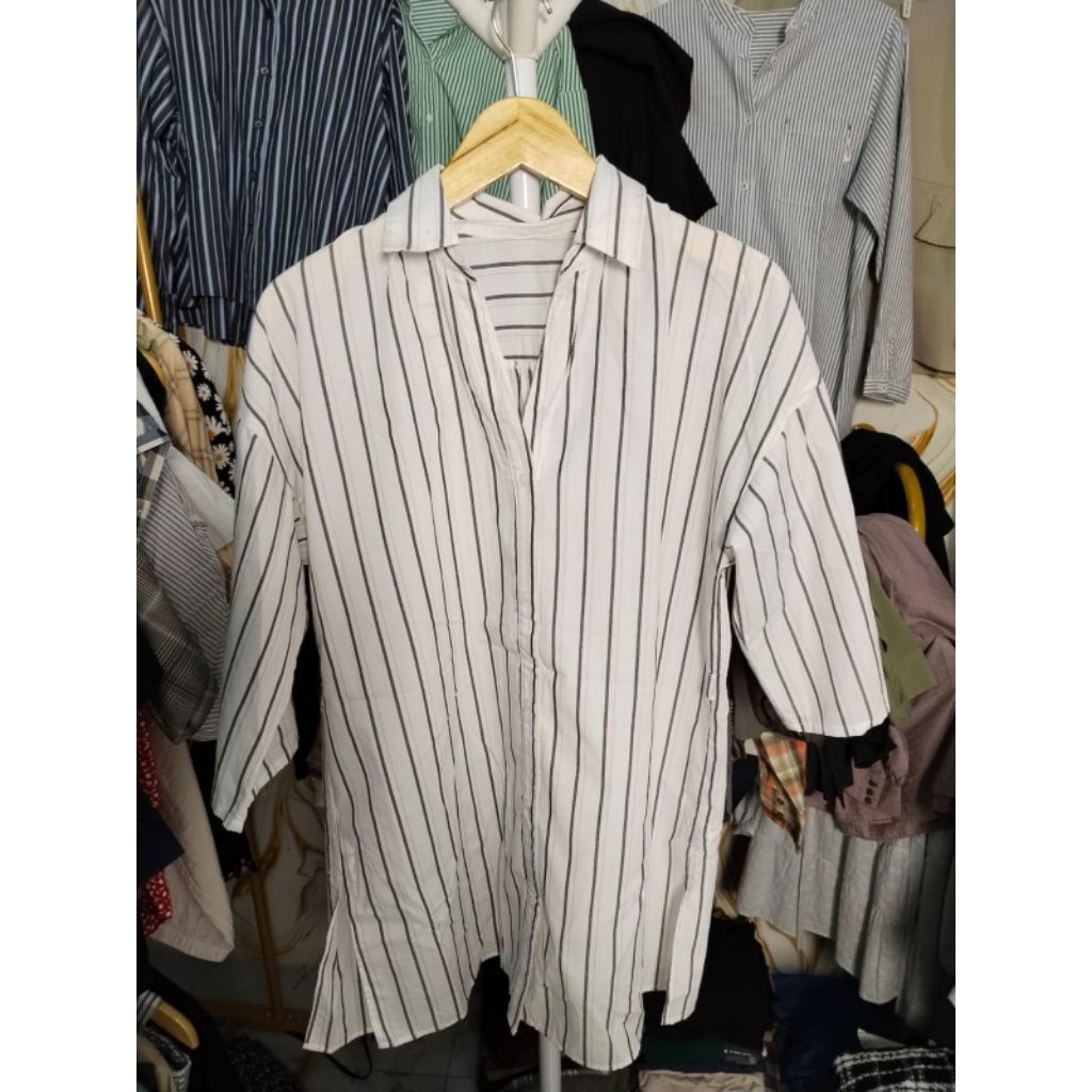 kemeja cewek putih garis