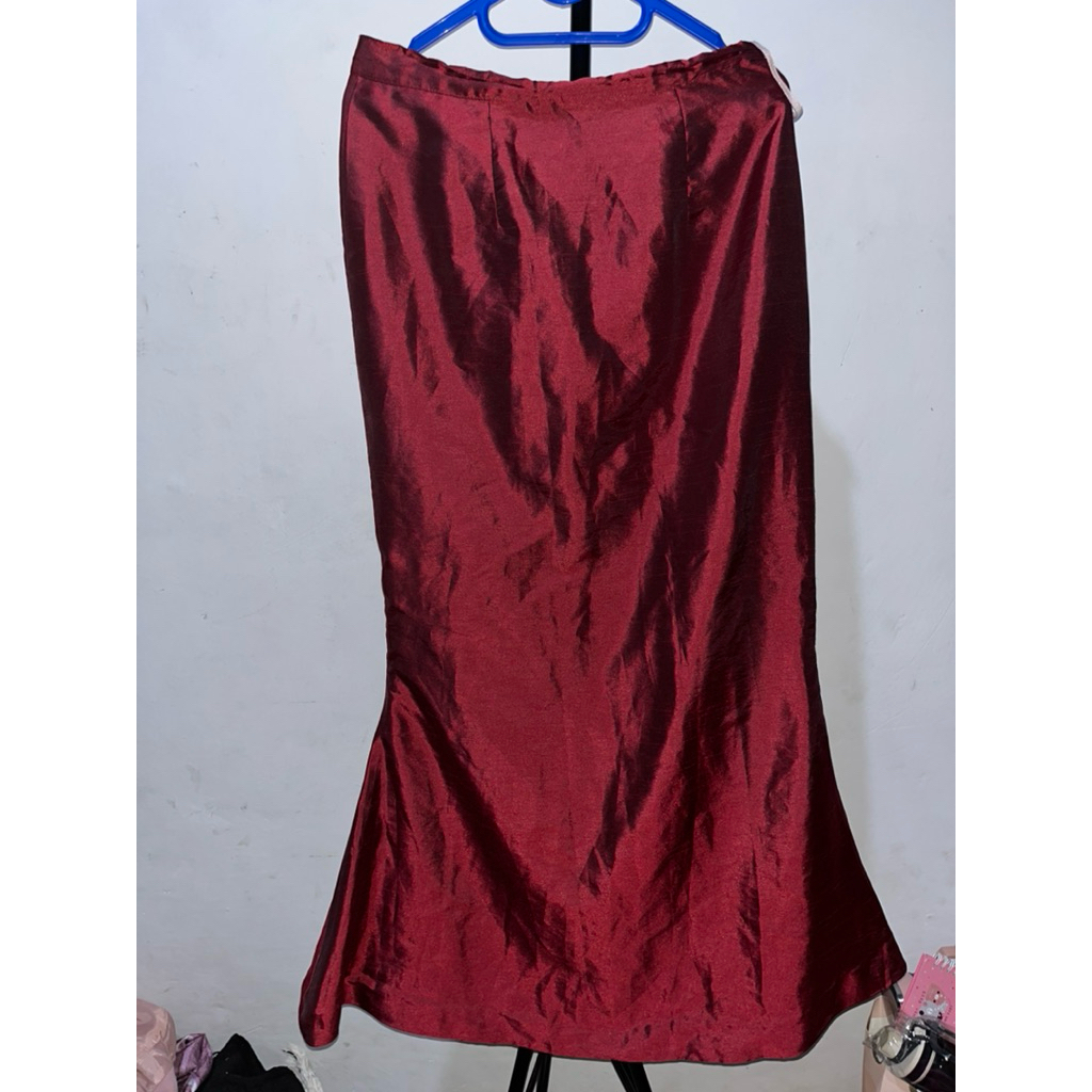 preloved rok panjang payung duyung satin shimer silk merah maron marun merah hati