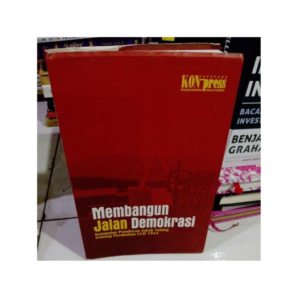 membangun jalan demokrasi.. kumpulan pemikiran Jakob Tobing tentang perubahan UUD 1945...