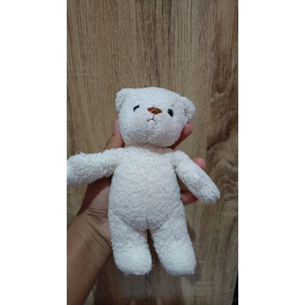 Boneka beruang kecil