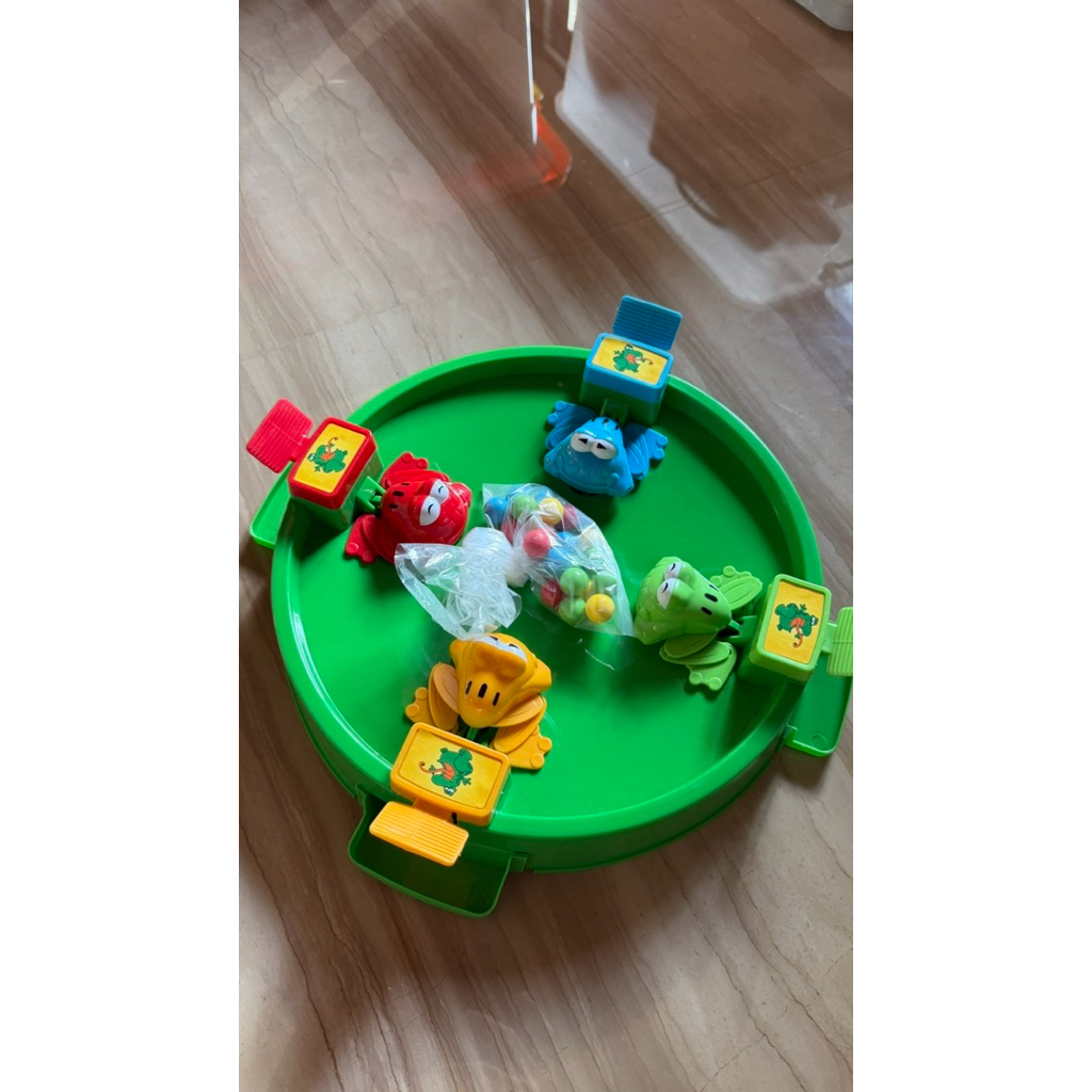 PRELOVED MAINAN Frogs feeding frenzy KIDS ANAK – GOOD DEAL BUNDA!