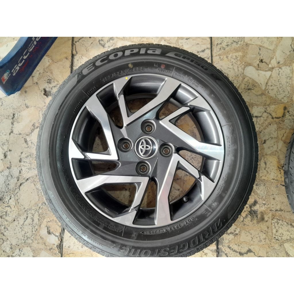 velg mobil bekas copotan standar avanza veloz r15 baud 4x114 dan ban bekas 185/65 kondisi aman