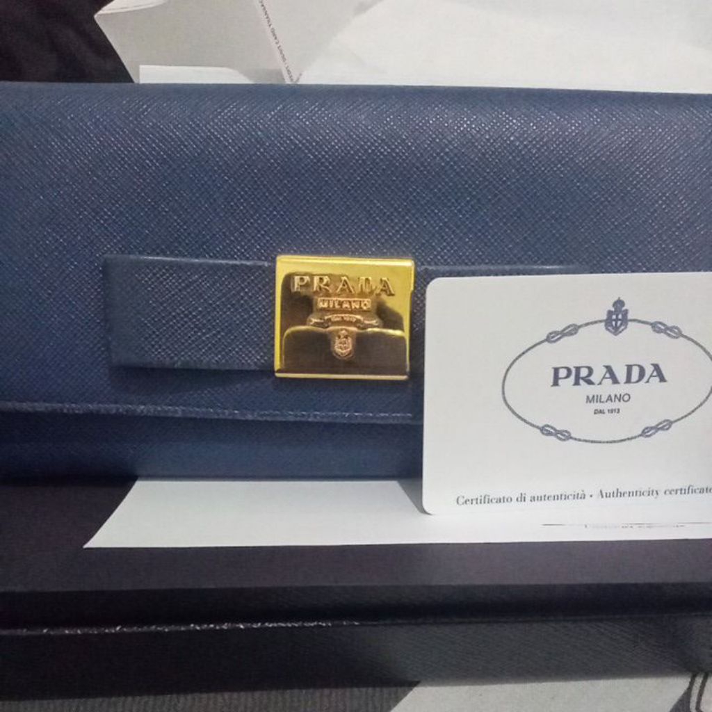 prada portafogli saffiano fiocco meta bluette / dompet prada saffiano fiocco /dompet prada saffiano 