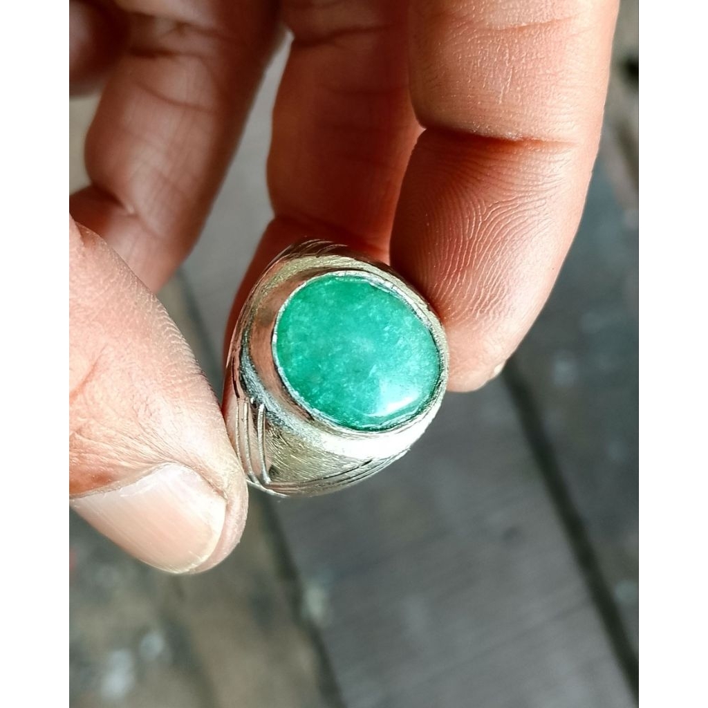 zamrud emerald green