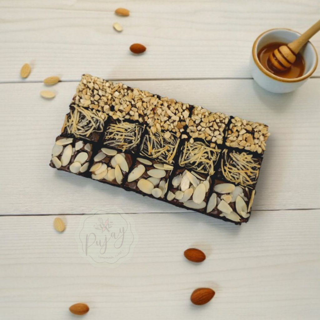 Fudgy Brownies Panggang Sekat 25 dan 15 slices Topping Almond Keju Oreo Kacang Choco Chips Premium T