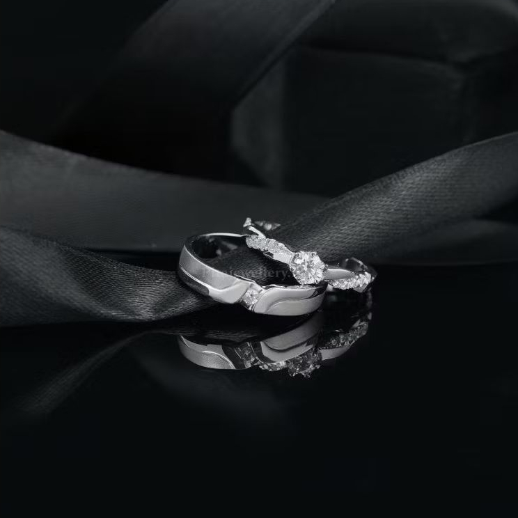 Paket Cincin Couple Emas Putih 5% dan Platinum 5%/ Engagement Ring