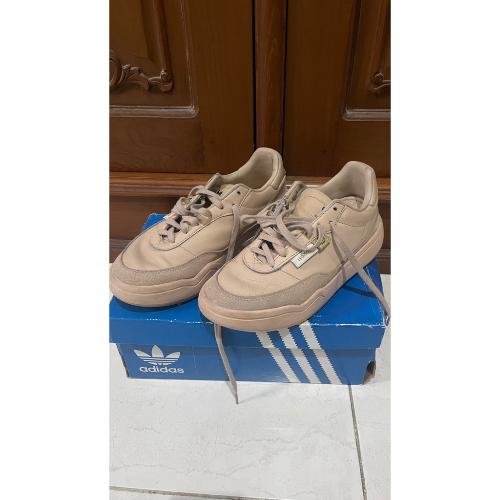 [PRELOVED] Sepatu Wanita Adidas Court Sneakers