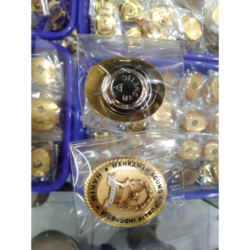 pin kuningan Jakarta, pin Kuningan hakim magnet