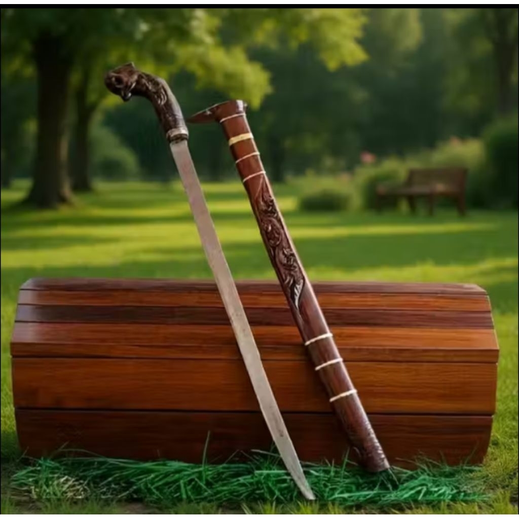 golok gobang macan baja tempa dengan gagang kayu ukir dan sarung motif