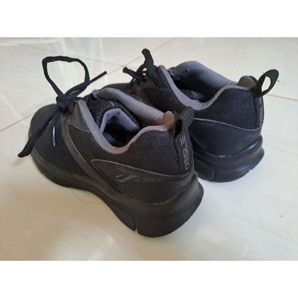 sepatu desle