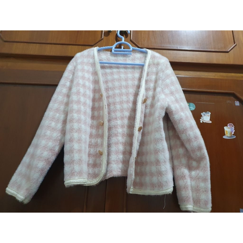 preloved sweater cardigan wanita bulu halus kotak pink