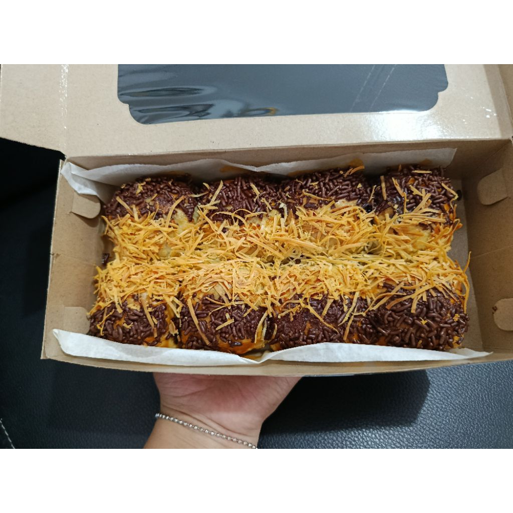 BOLEN PISANG COKLAT KEJU/BOLEN TAPE COKLAT KEJU 1BOX ISI 8PCS