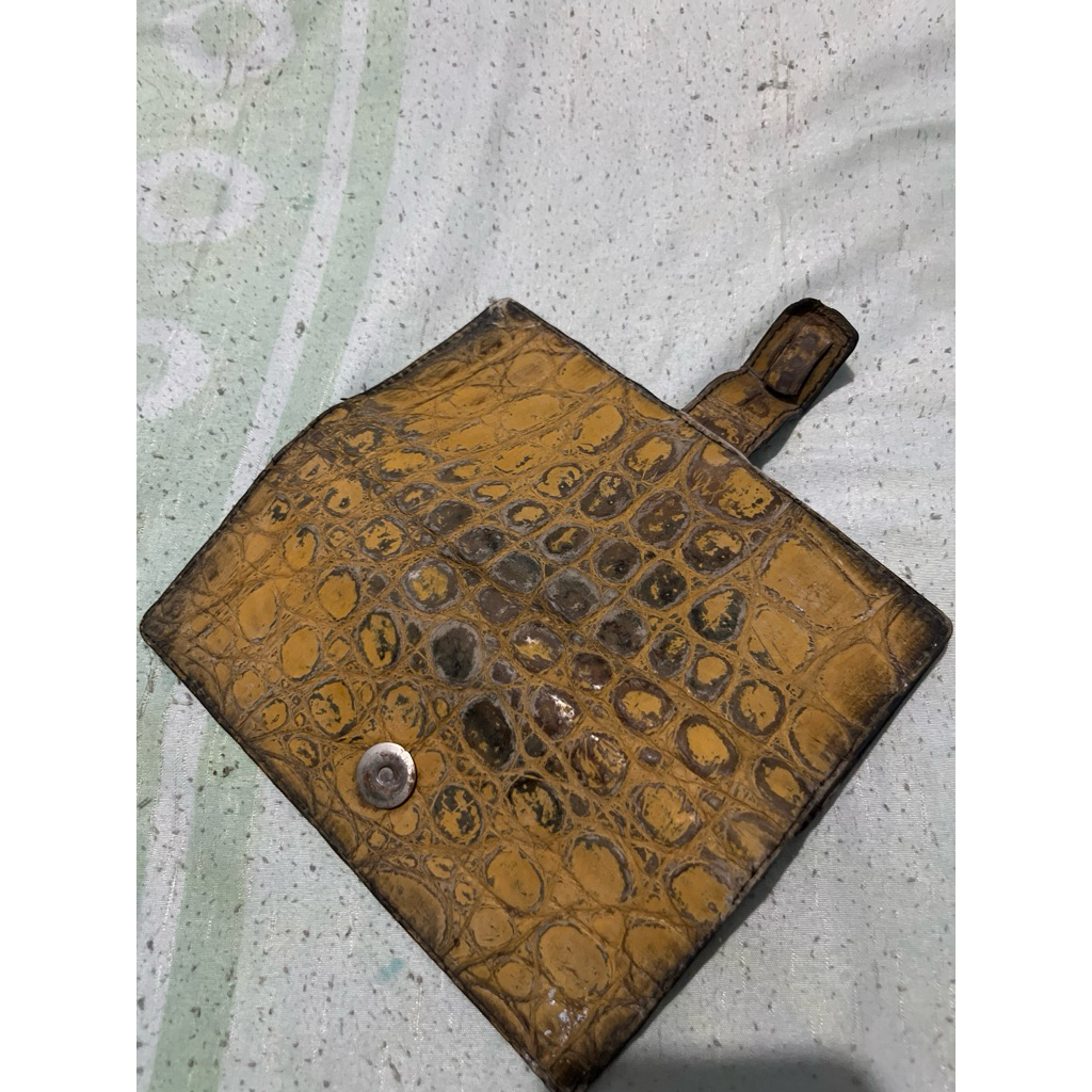 dompet lipat kulit buaya asli merauke preloved