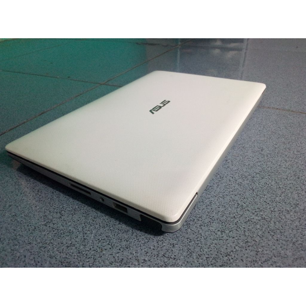 notebook Asus 12inch X202e mulus siap pakai