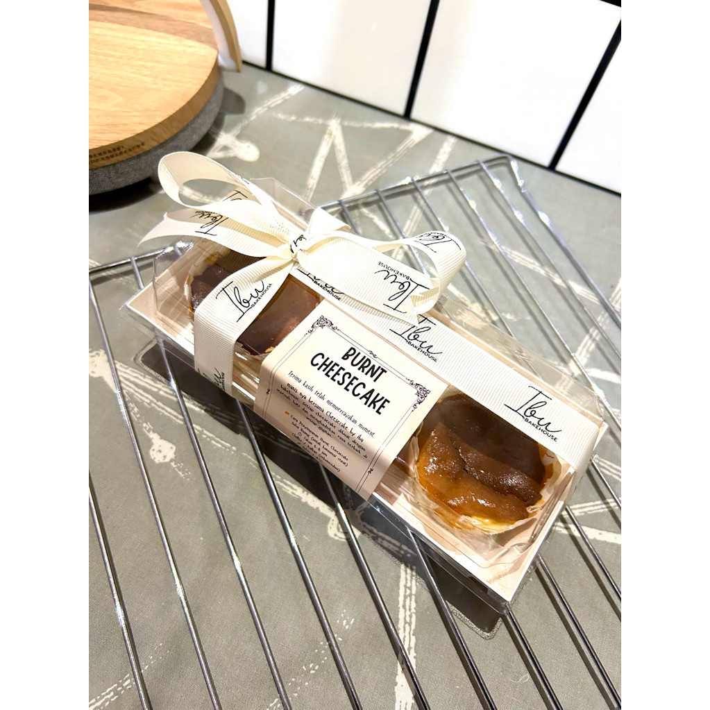 Tambah pita pada box - Mini burnt cheesecake - cake hampers -hampers lucu -hampers cake burnt cheese