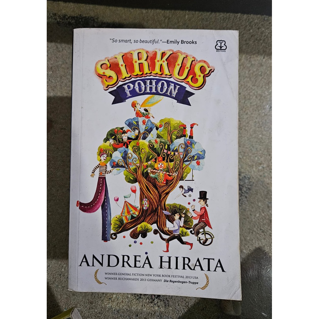 buku tentang sirkus pohon