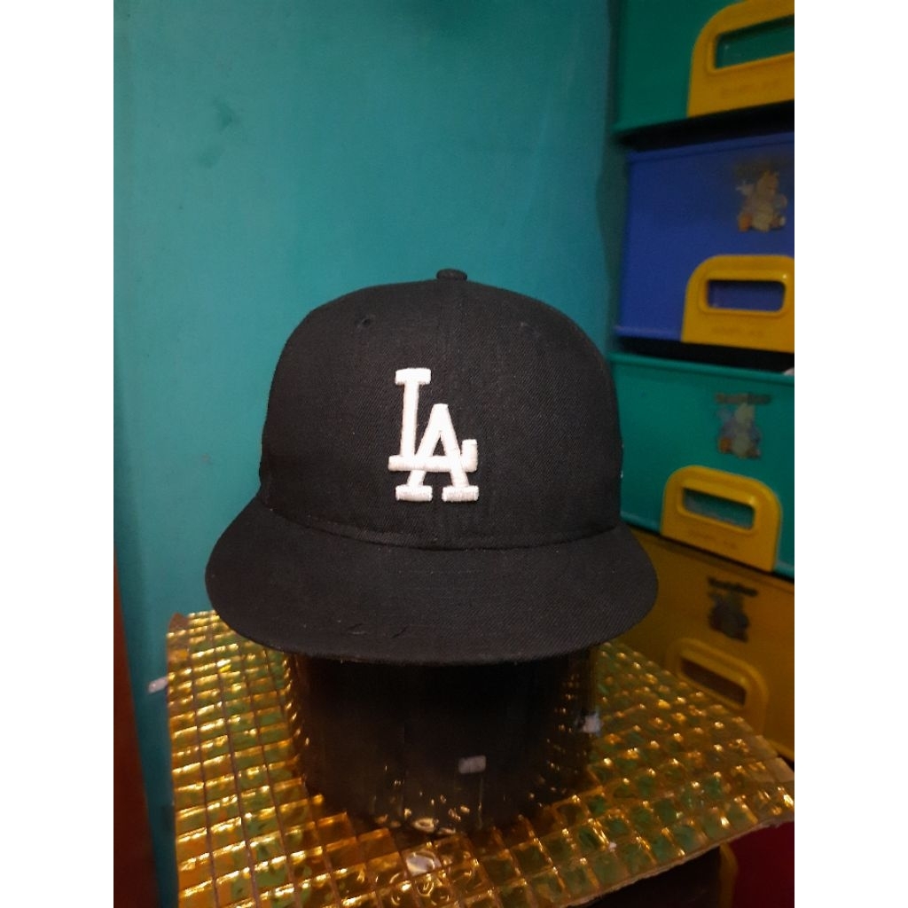 snapback LA hitam