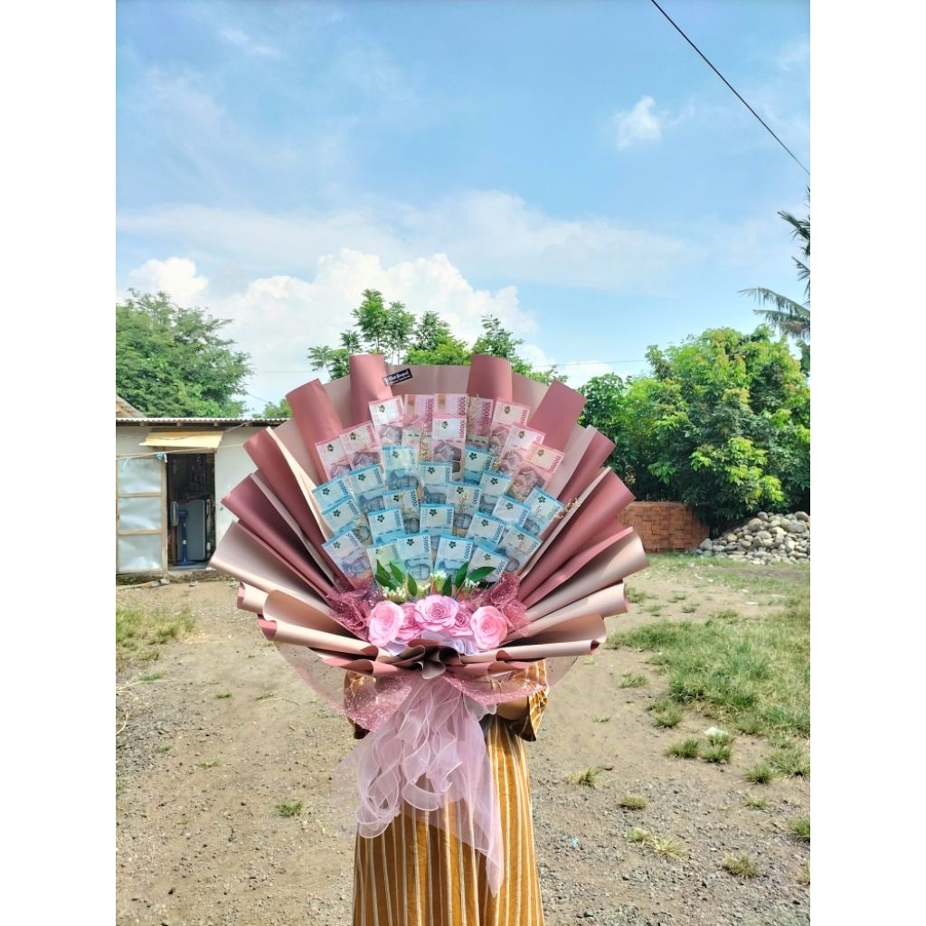 buket uang cocok untuk wisuda jumbo  uang 100 ribuan plus 50 ribuan mix bunga satin style Korea warn