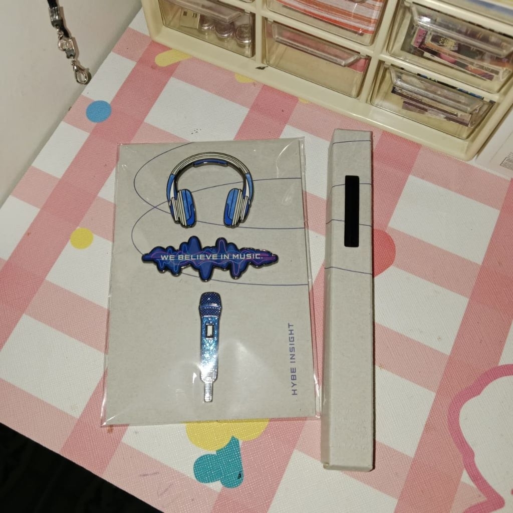 • READY STOCK ~ BTS 2025 Black Friday badge set HYBE •