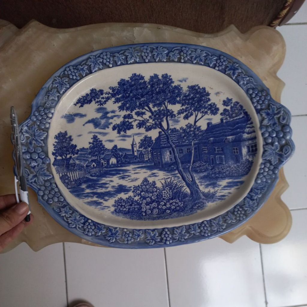 Lodor Besar Keramik Biru Motif Timbul