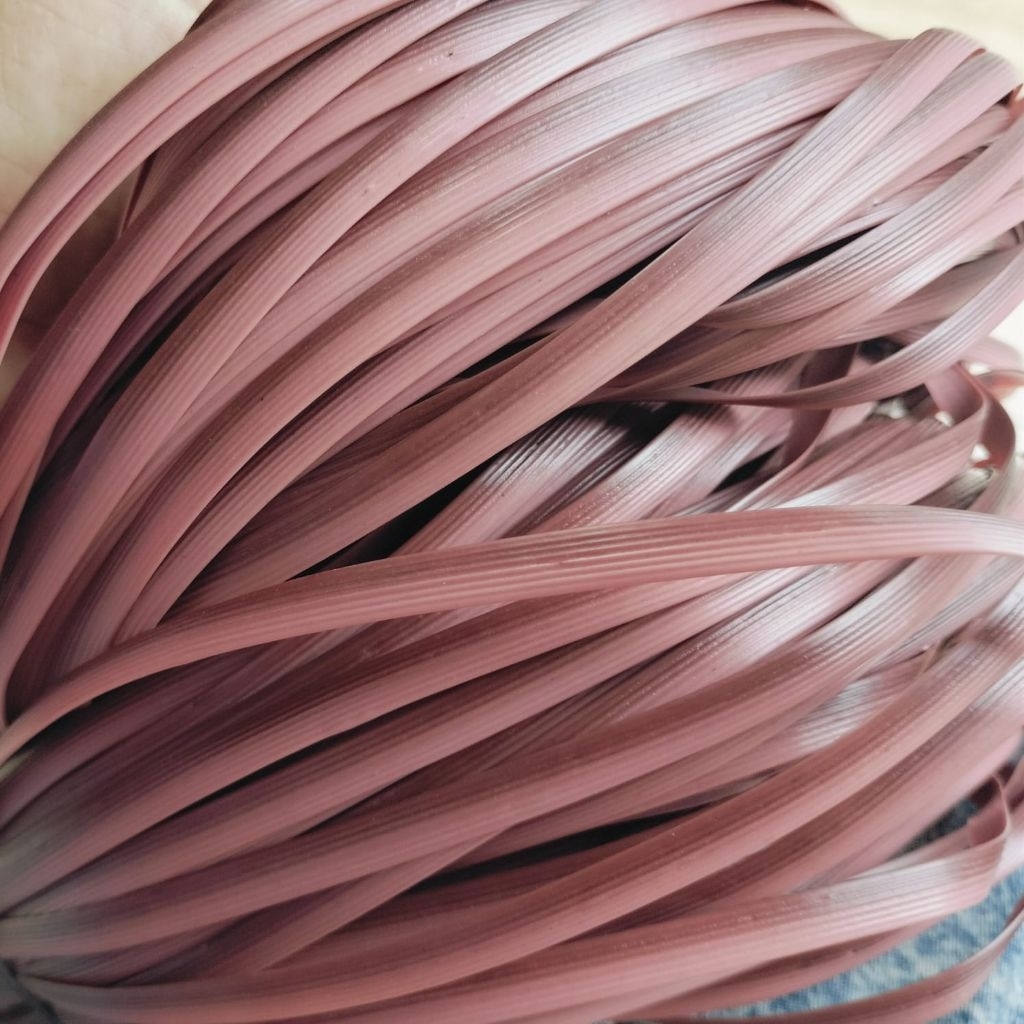 Bahan anyaman rotan sintetis pipih warna kombinasi