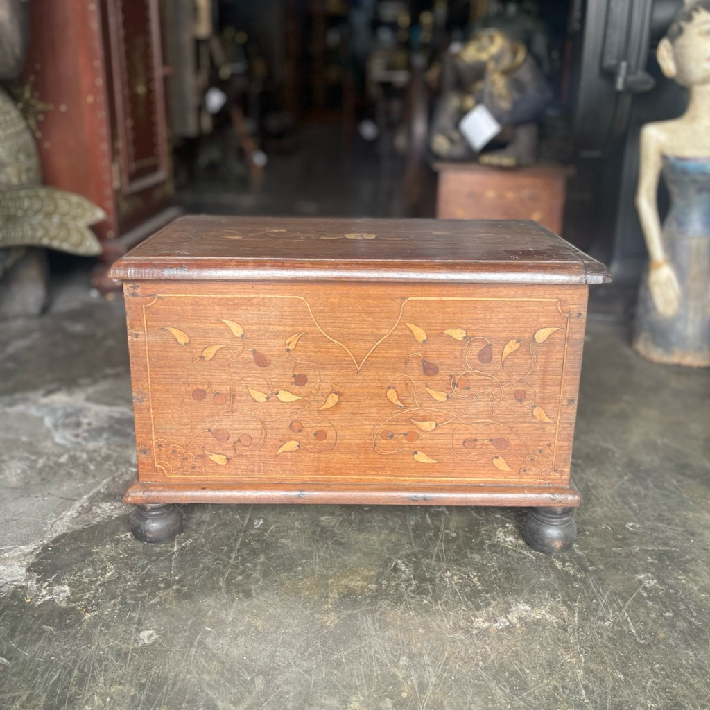 Peti Kayu Ukir Inlay Kecil Lawas Jadul Tua