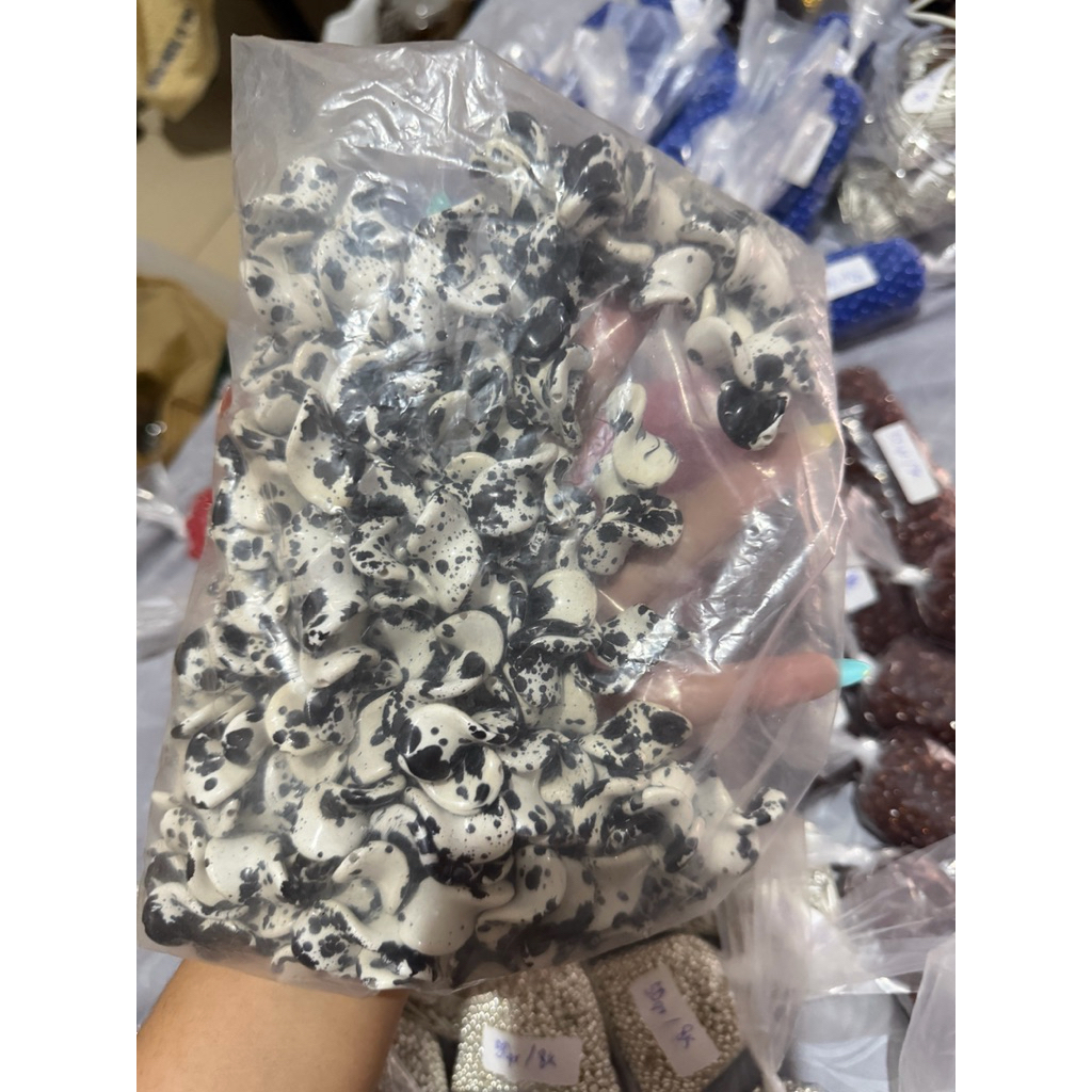 manik manik hitam putih sapi