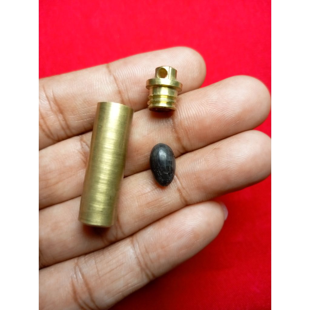 Liontin tabung Kuningan dan batu hitam. j