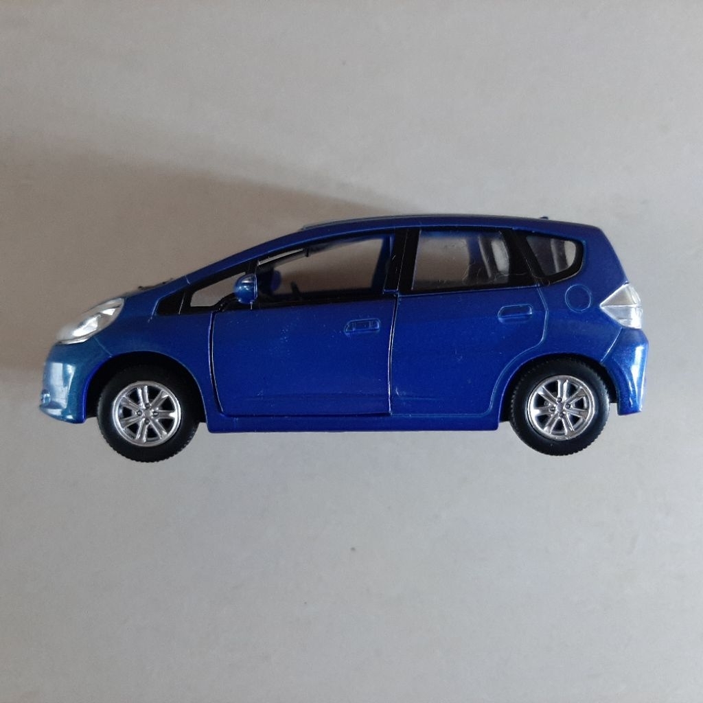 RMZ City, Honda Jazz biru metalik skala 1/36, bekas pajang, masih relatif bagus, cat sepertinya ada 