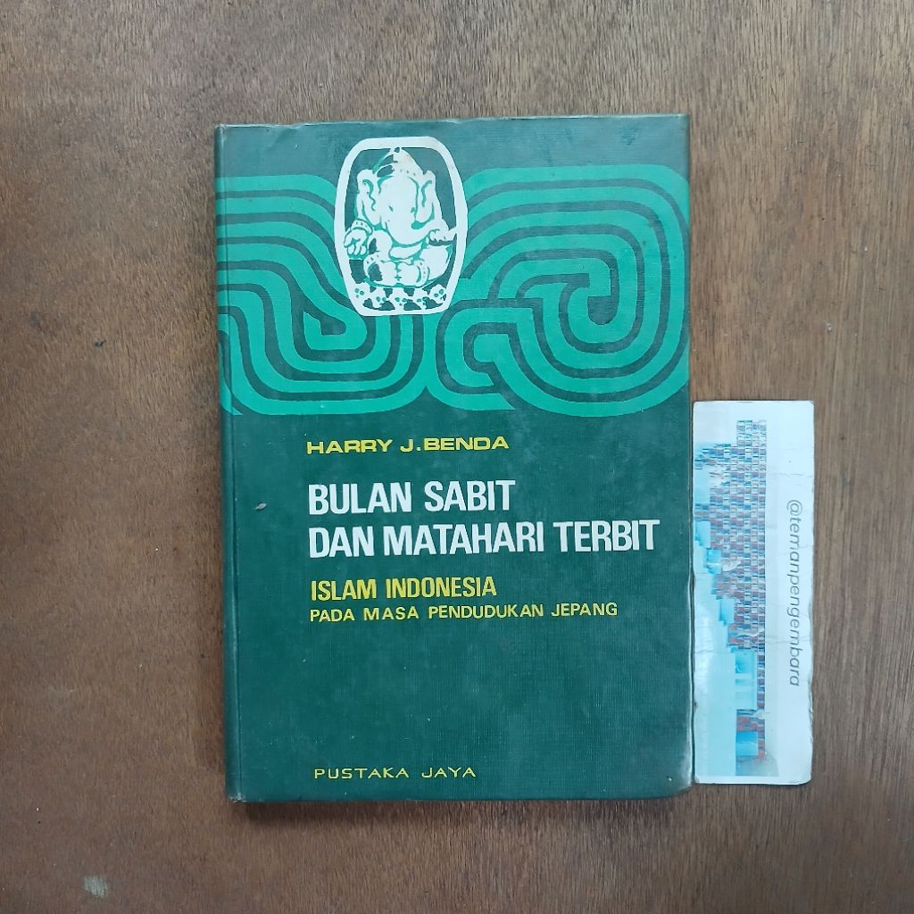 Buku Bulan Sabit dan Matahari Terbit - Islam Indonesia pada Masa Pendudukan Jepang - Harry J. Benda
