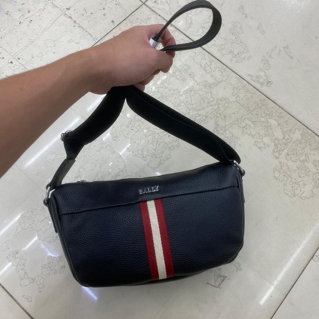 TAS  PRIA BALLY BAHAN KULIT PREMIUM SIZE 29x17x9CM / SLING BAG MODEL GARIS MERAH PUTIH
