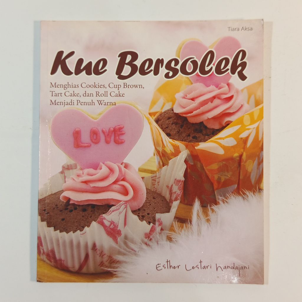 Buku kue bersolek. menghias cookies, cup brown, tart cake, dan roll cake menjadi penuh warna. origin