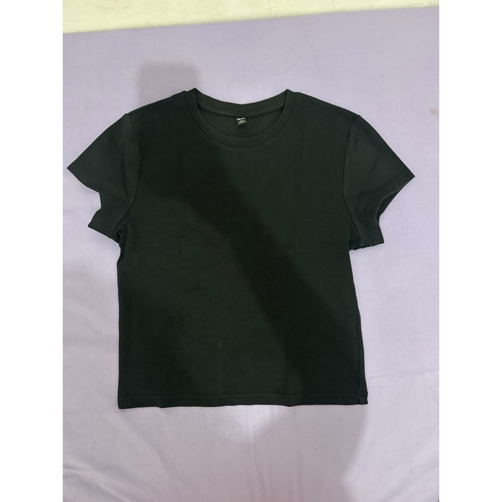 uniqlo t-shirt mini crop top black size L