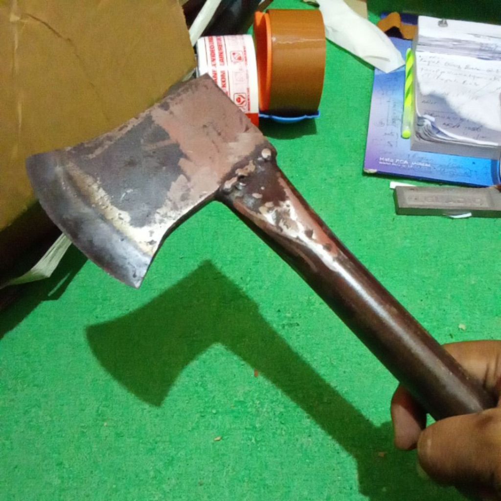 tebang ranting pohon model kapak gagang besi