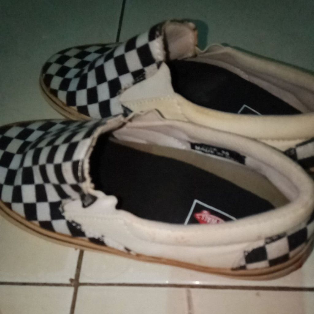 sepatu brand Vans motif catur