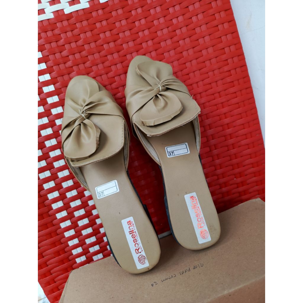Sandal Slop Wanita Roselina warna coklat muda nyaman dipakai sehari-hari