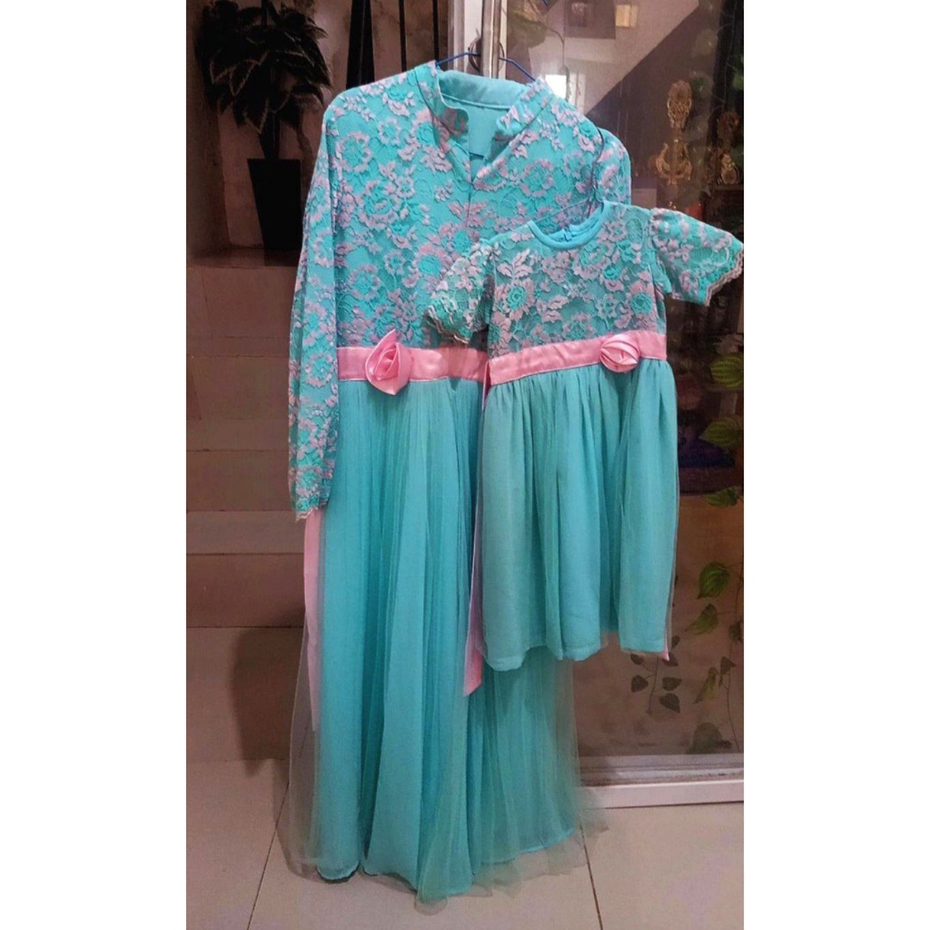 sepasang gaun ibu dan anak