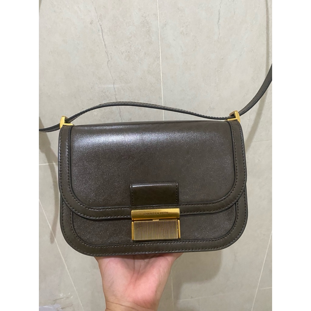 PRELOVED TAS CHARLES AND KEITH ORI