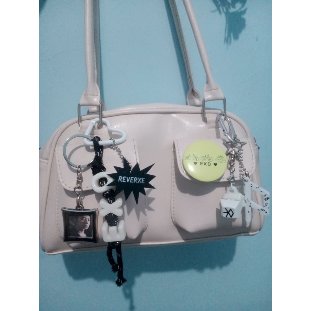 KEYCHAP EXO PIN EXO REVERSE CARD HOLDER WALET CAWAL