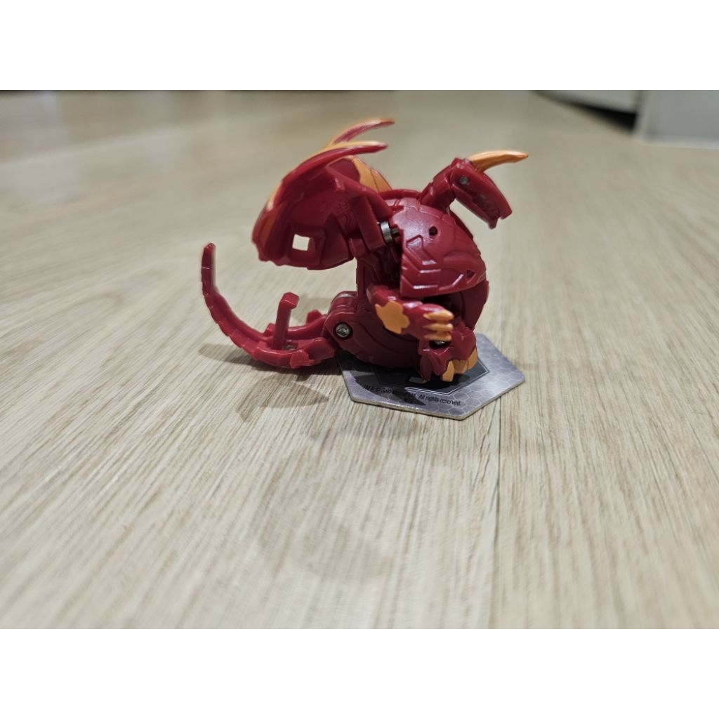 Bakugan Dragonoid atribut Pyrus (merah)