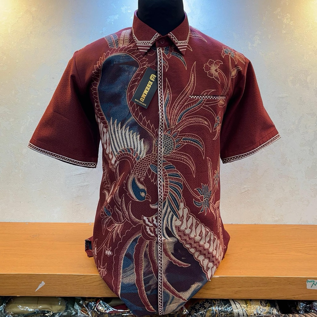 KEMEJA BATIK PRIA LENGAN PENDEK  WARNA MERAH MAROON BAHAN DOBBY COMBINASI JAITAN SMOCK BORDIR SEMI J